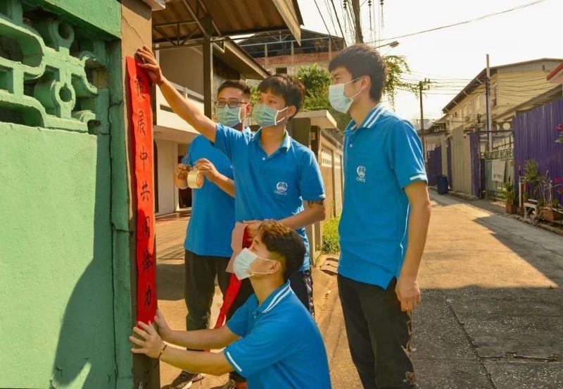 The site of a Thailand project of China Railway No.10 Engineering Group Co., Ltd. is decorated with couplets and red lanterns to celebrate the Spring Festival.